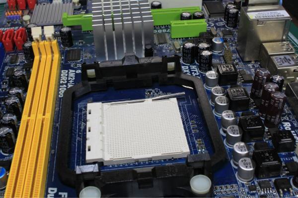 网传视频显示海港外援茹萨已抵达成都，据悉他将加盟成都蓉城